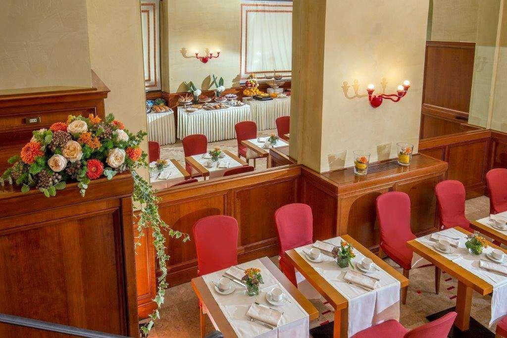 Una Hotels Empire Roma Ресторант снимка